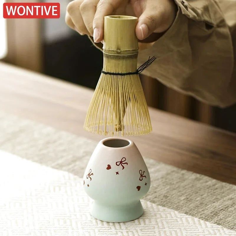 Ensemble Matcha Cérémonie 6 pièces en Céramique : Motif Cœurs et Nœuds sur Fond Vert