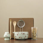 Ensemble Matcha Cérémonie 6 pièces en Céramique : Motif Cœurs et Nœuds sur Fond Vert