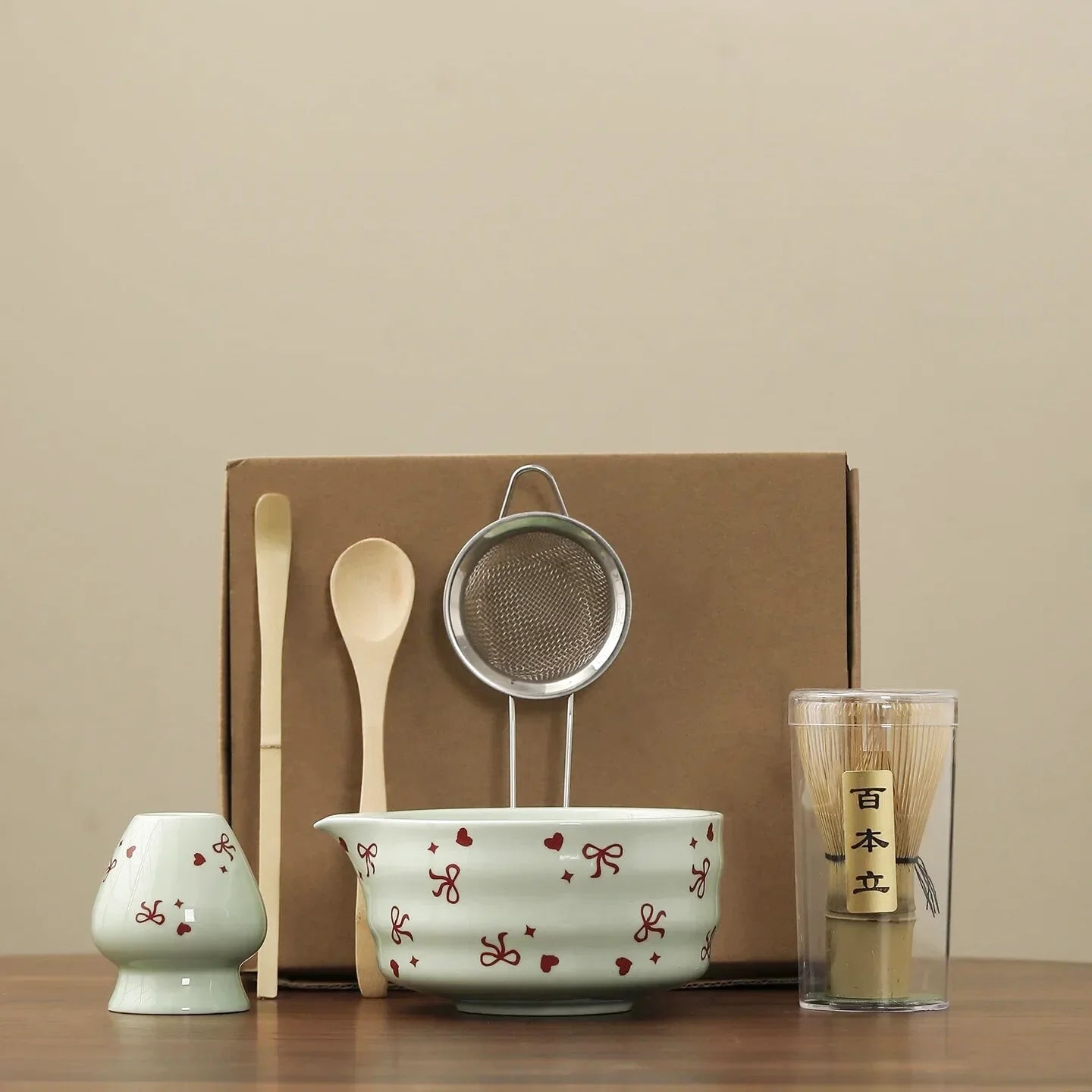 Ensemble Matcha Cérémonie 6 pièces en Céramique : Motif Cœurs et Nœuds sur Fond Vert