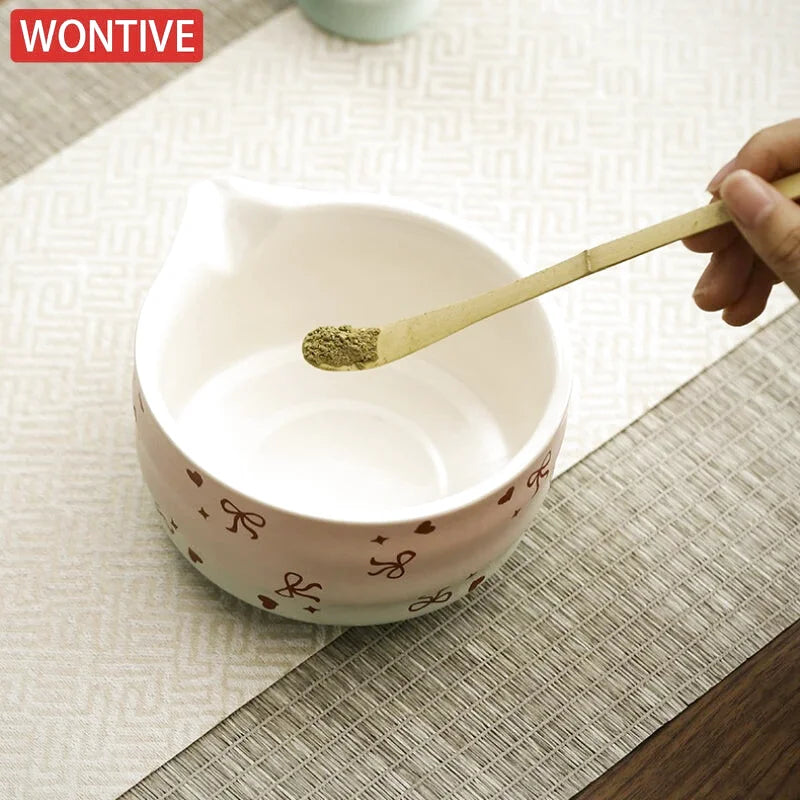 Ensemble Matcha Cérémonie 6 pièces en Céramique - Motif : Nœuds et Cœurs sur Fond Rose