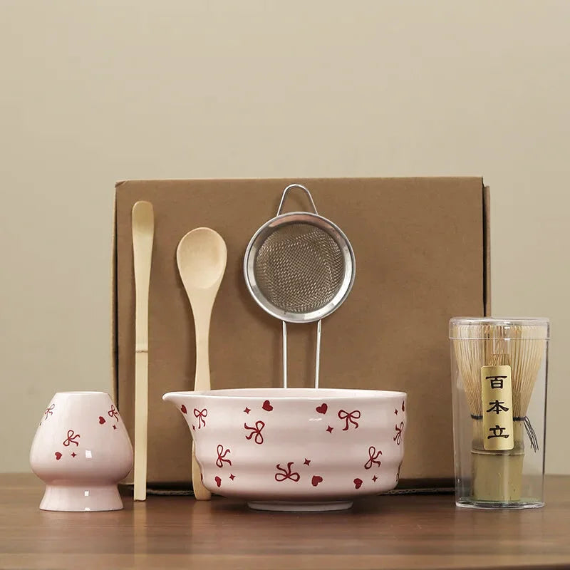Ensemble Matcha Cérémonie 6 pièces en Céramique - Motif : Nœuds et Cœurs sur Fond Rose